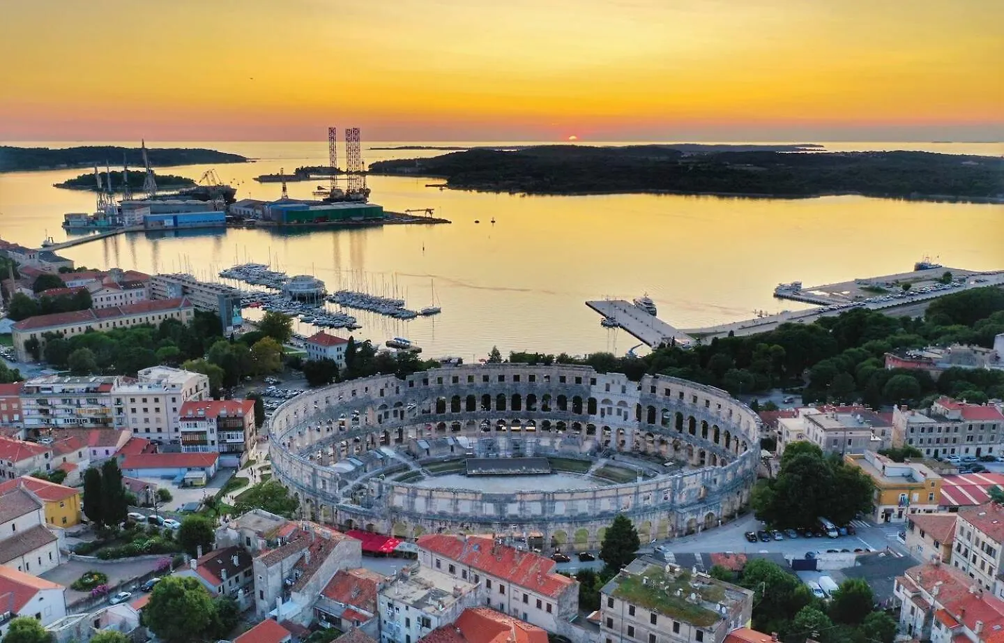 La Terrazza * * * *City Center Lux New Apt+Parking Pula Apartment